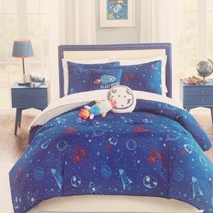 Kids comforter set and decor